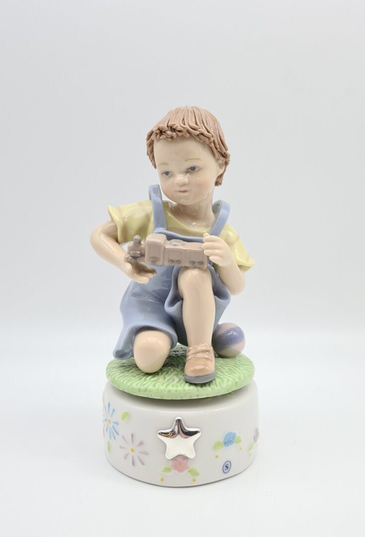 Carrillon Bambino Con Trenino In Porcellana
