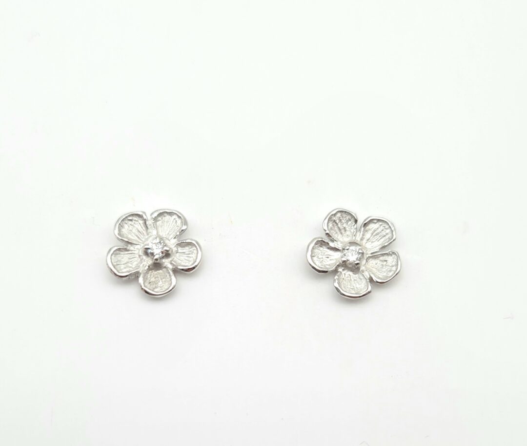Orecchini In Bianco 750 Fiori Con Diamanti