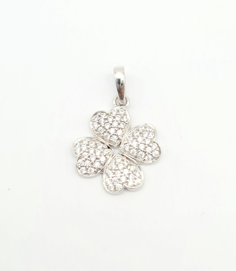 Ciondolo Quadrifoglio Con 4 Cuori Di Zirconi In Oro Bianco
