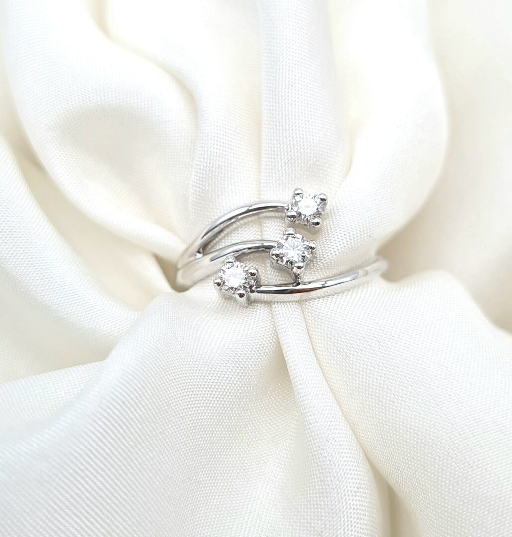 Anello In Oro Bianco 750 Trilogy Con Diamanti - immagine 3