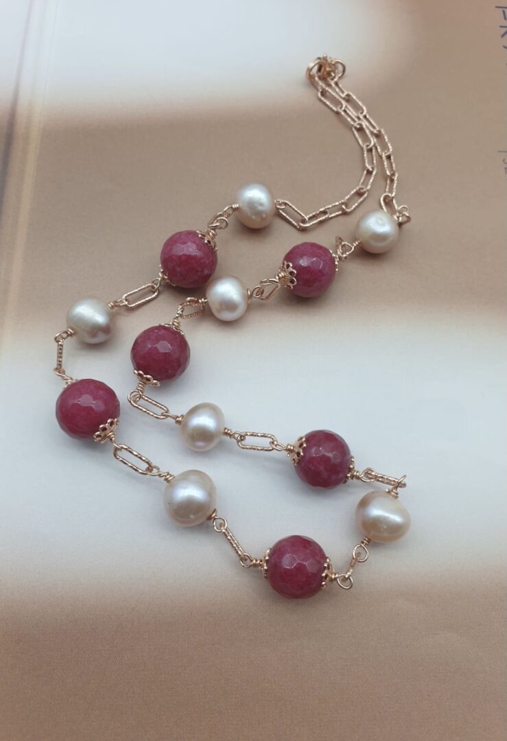Collana Girocollo In Argento Rosa con Quarzo Cherry e Perle d’acqua Dolce - immagine 3