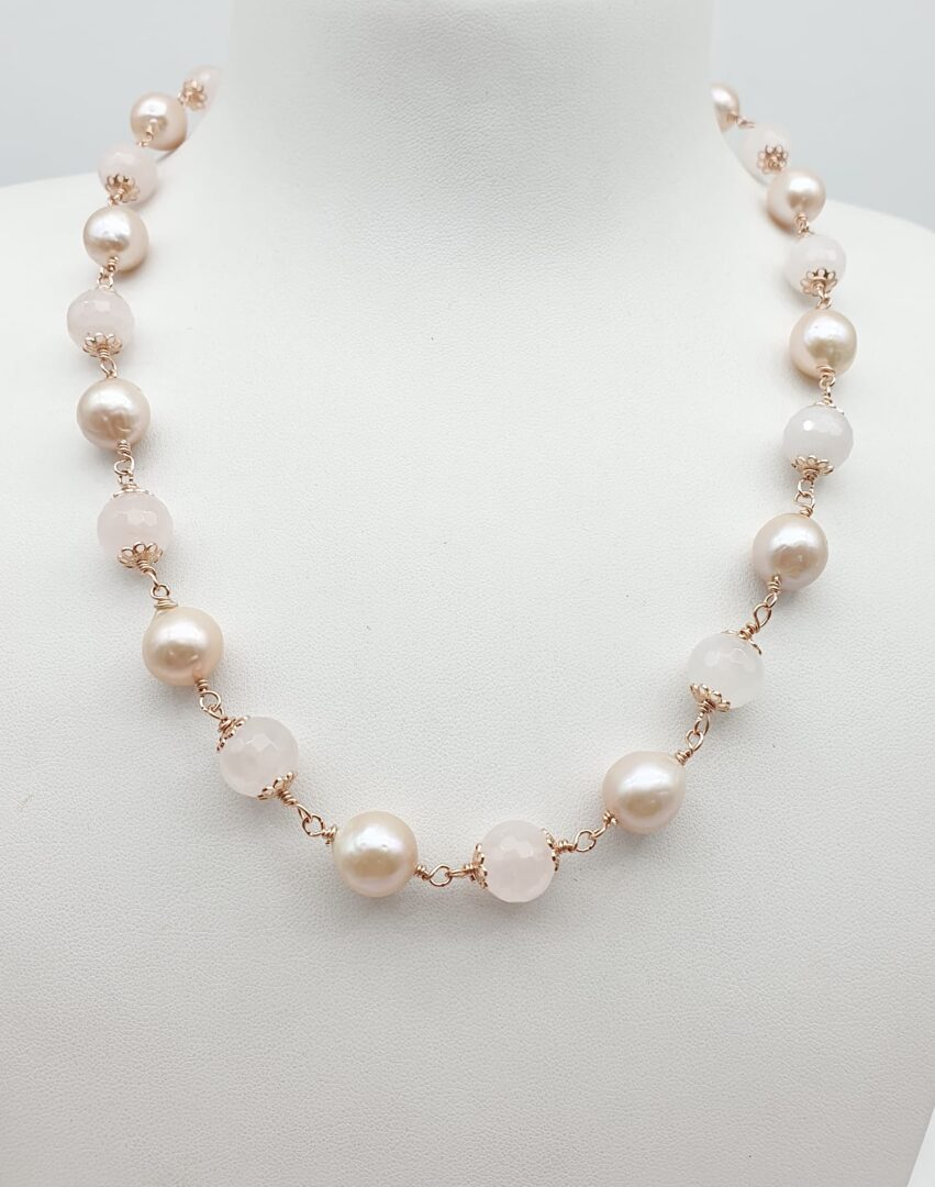 Collana Girocollo In Argento Rosa con Quarzo Rosa e Perle d’acqua Dolce - immagine 3
