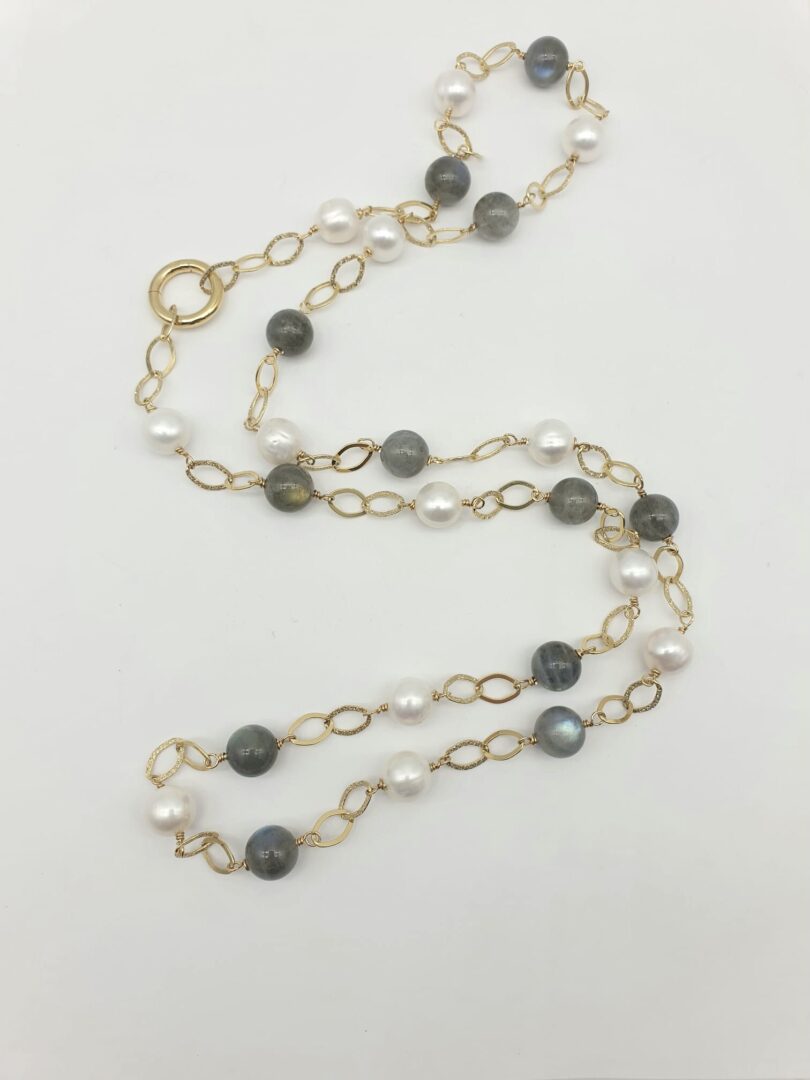 Collana Lunga In Argento Dorato con Labradorite e Perle d’acqua Dolce - immagine 3