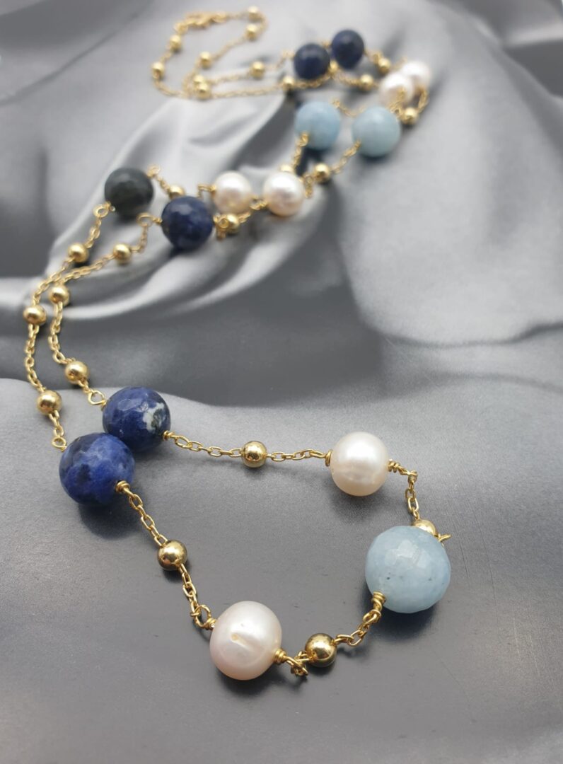 Collana Lunga In Argento Dorato con Sodalite Blu, Acquamarina e Perle d’acqua Dolce - immagine 4