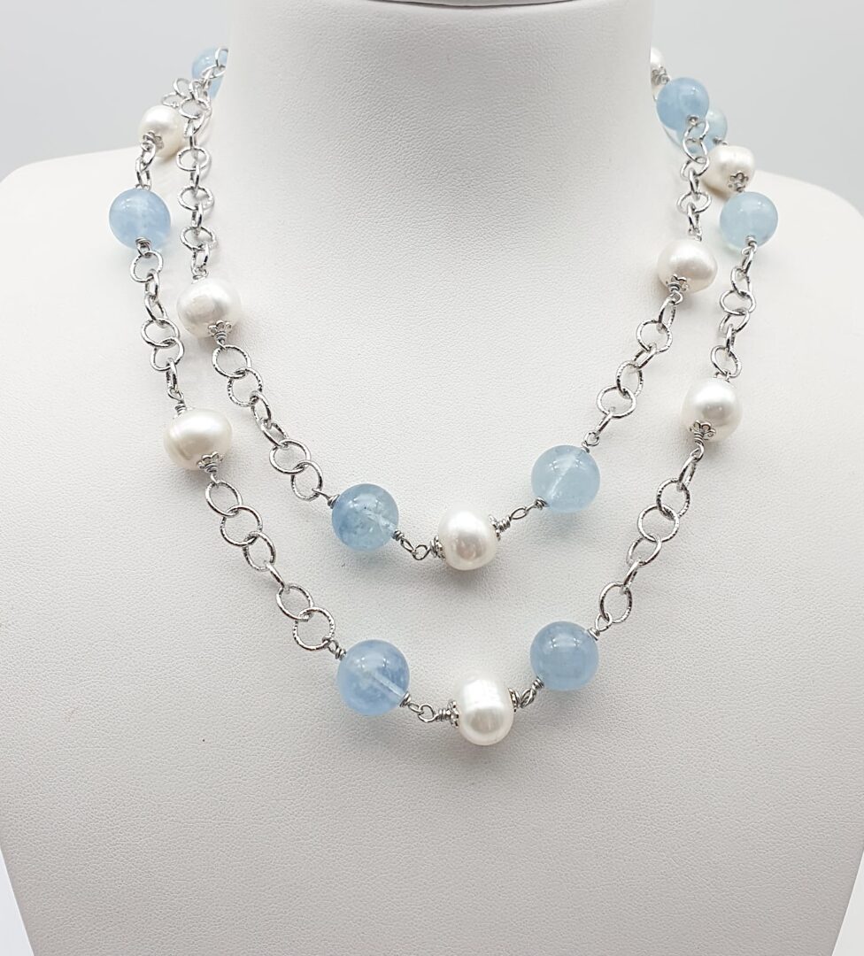 Collana Lunga In Argento Rodiato Con Acquamarina Tonda e Perle d’Acqua Dolce - immagine 2