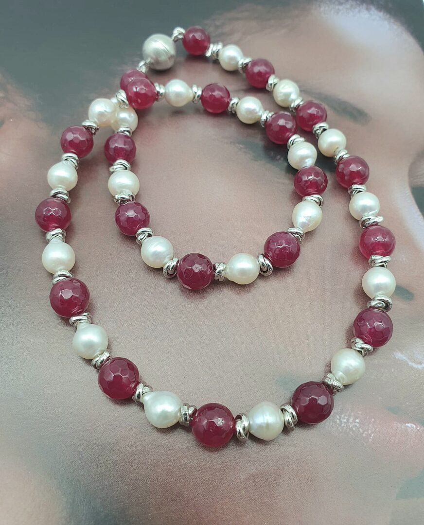 Collana Girocollo In Argento Rodiato con Quarzo Cherry e Perle d’acqua Dolce - immagine 2