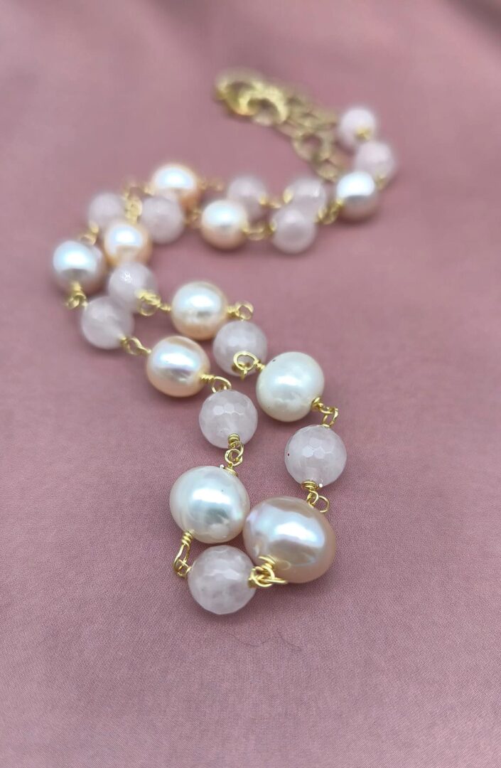 Collana Girocollo In Argento Dorato Con Quarzo Rosa e Perle - immagine 4