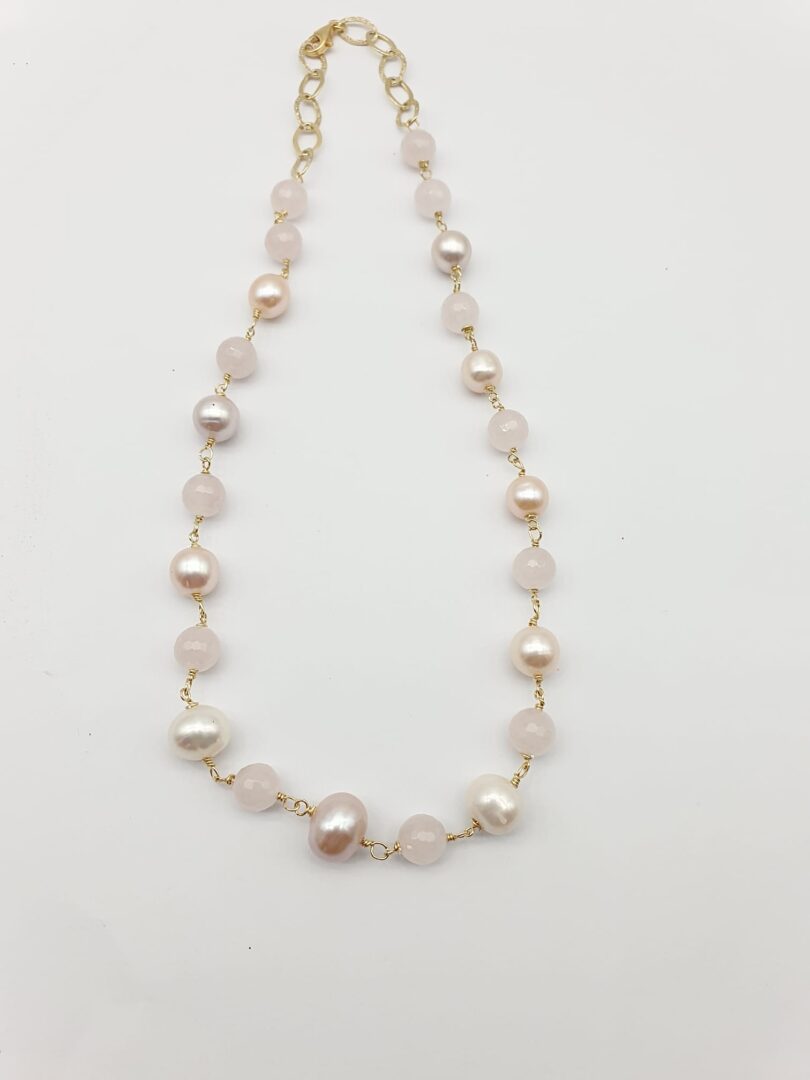 Collana Girocollo In Argento Dorato Con Quarzo Rosa e Perle - immagine 3