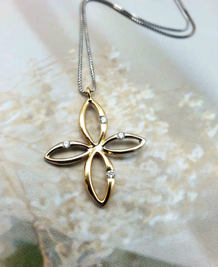 Girocollo in Oro Bianco e Giallo Fiore con Diamanti - immagine 3